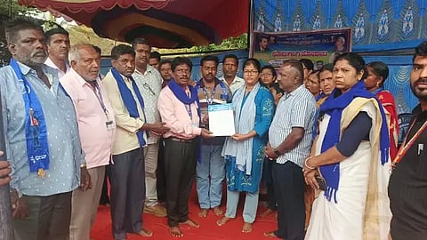 ಎನ್.ಆರ್.ಪುರದಲ್ಲಿ ನಡೆಯುತ್ತಿರುವ ಅನಿರ್ದಿಷ್ಟಾವಧಿ ಧರಣಿಯಲ್ಲಿ ತಹಸೀಲ್ದಾರ್ ಡಾ. ನೂರುಲ್‌ಹುದಾ ಅವರಿಗೆ ದಲಿತ ಮುಖಂಡರು ಮನವಿ ಸಲ್ಲಿಸಿದರು. ಎಸ್.ರಾಜೇಶ್, ಎಂ.ವಿ.ಭವಾನಿ, ಎಸ್.ರಾಜು, ರವಿ ಇತರರಿದ್ದರು.