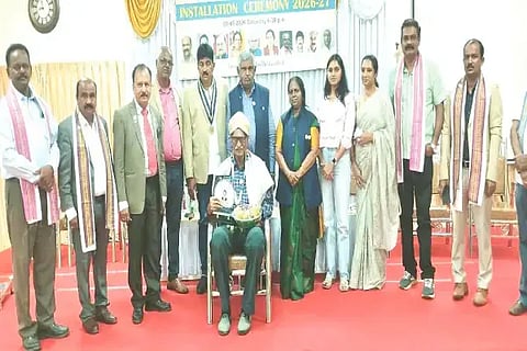 ಎನ್.ಆರ್.ಪುರದ ಸಿಂಸೆಯಲ್ಲಿ ಸೀನಿಯರ್ ಚೇಂಬರ್ ಇಂಟರ್‌ನ್ಯಾಷನಲ್ ಘಟಕದ ಪದಾಧಿಕಾರಿಗಳ ಪದವಿ ಸ್ವೀಕಾರ ಸಮಾರಂಭದಲ್ಲಿ ಪ್ರಗತಿಪರ ಕೃಷಿಕ ಬಿ.ಕೆ.ಜಾನಕಿರಾಂ ಅವರನ್ನು ಸನ್ಮಾನಿಸಲಾಯಿತು. ಸೋಮಶೇಖರ್, ಎಸ್.ಎಸ್.ಜಗದೀಶ್, ಕೃಷ್ಣಮೂರ್ತಿ ಇತರರಿದ್ದರು.