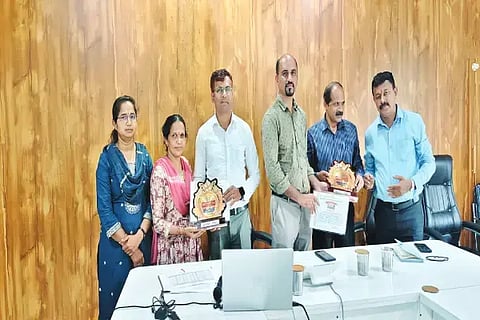 ಎನ್.ಆರ್.ಪುರ ತಾಪಂನಲ್ಲಿ ಬೇಸಿಗೆ ಬೆಸುಗೆ ಶಿಬಿರದಲ್ಲಿ ಪ್ರಥಮ ಸ್ಥಾನ ಪಡೆದ ಕರ್ಕೇಶ್ವರ ಗ್ರಾಪಂಗೆ ತಾಪಂ ಇಒ ಎಚ್.ಡಿ.ನವೀನ್‌ಕುಮಾರ್ ಪ್ರಶಂಸನಾ ಪತ್ರ ವಿತರಿಸಿದರು. ಯಾದವರಾಜ್, ಎನ್.ಎಲ್.ಮನೀಶ, ಮಂಜುಳಾ, ಕೆ.ಡಿ.ಜೋಸೆಫ್ ಇತರರಿದ್ದರು.