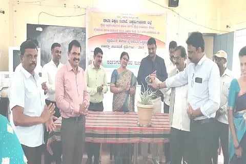 ಎನ್.ಆರ್.ಪುರದ ಬಿಇಒ ಕಚೇರಿಯಲ್ಲಿ ಶಿಕ್ಷಕರಿಗೆ ಏರ್ಪಡಿಸಿದ್ದ ವಿವಿಧ ಸ್ಪರ್ಧೆಗಳ ಕಾರ್ಯಕ್ರಮವನ್ನು ತಾಲೂಕು ಕಸಾಪ ಅಧ್ಯಕ್ಷ ಪೂರ್ಣೇಶ್ ಉದ್ಘಾಟಿಸಿದರು. ಶಬಾನಾ ಅಂಜುಮ್, ರಂಗಪ್ಪ, ಅಶೋಕ್, ರಮೇಶ್ ನಾಯಕ್, ಶ್ರೀಕಾಂತ್, ನಂಜುಂಡಪ್ಪ, ಸುಭಾಷ್ ಇತರರಿದ್ದರು.