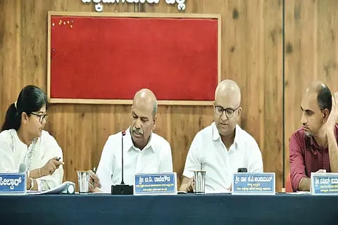 ಎನ್.ಆರ್.ಪುರ ತಾಪಂನಲ್ಲಿ ಆಯೋಜಿಸಿದ್ದ ಅತಿವೃಷ್ಟಿ, ಅನಾವೃಷ್ಟಿ ಎಚ್ಚರಿಕೆ ಕ್ರಮಗಳ ಸಭೆಯಲ್ಲಿ ಶಾಸಕ ಟಿ.ಡಿ.ರಾಜೇಗೌಡ ಮಾತನಾಡಿದರು. ಡಾ. ಕೆ.ಪಿ.ಅಂಶುಮಂತ್, ಡಾ. ನೂರುಲ್‌ಹುದಾ, ಎಚ್.ಡಿ.ನವೀನ್‌ಕುಮಾರ್ ಇದ್ದರು.