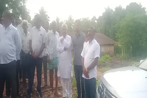 ಎನ್.ಆರ್.ಪುರ ತಾಲೂಕಿನ ಗುಬ್ಬಿಗಾ ಗ್ರಾಪಂ ಸಿದ್ಧನಕೊಡಿಗೆಯಲ್ಲಿ ಡಾ. ಕೆ.ಪಿ.ಅಂಶುಮಂತ್ ಹಾಗೂ ಕಾಂಗ್ರೆಸ್ ಮುಖಂಡರು ರೈತರೊಂದಿಗೆ ಚರ್ಚೆ ನಡೆಸಿದರು. ಗೇರ್‌ಬೈಲು ನಟರಾಜ್, ಕೆ.ವಿ.ಸಾಜು, ಕೆ.ಎಂ.ಸುಂದರೇಶ್, ದೇವಂತರಾಜ್ ಇತರರಿದ್ದರು.
