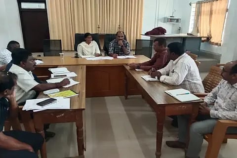 ಎನ್.ಆರ್.ಪುರ ತಾಲೂಕು ಕಚೇರಿಯಲ್ಲಿ ತಹಸೀಲ್ದಾರ್ ಡಾ. ನೂರುಲ್‌ಹುದಾ ಅಧ್ಯಕ್ಷತೆಯಲ್ಲಿ ಬರ ಪರಿಸ್ಥಿತಿ ನಿರ್ವಹಣೆ ಸಿದ್ಧತಾ ಸಭೆ ನಡೆಯಿತು. ಎಚ್.ಡಿ.ನವೀನ್‌ಕುಮಾರ್, ಆರ್.ವಿ.ಮಂಜುನಾಥ್, ರೋಹಿತ್ ಇತರರಿದ್ದರು.