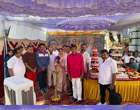 ಅಖಿಲ ಕರ್ನಾಟಕ ಡಾ.ರಾಜ್ ಕುಮಾರ್ ಅಭಿಮಾನಿ ಸಂಘಗಳ ಒಕ್ಕೂಟ ರಾಜ್ಯಾಧ್ಯಕ್ಷ ಪ್ರಕಾಶ್, ಪ್ರಧಾನ ಕಾರ್ಯದರ್ಶಿ ಸೋಮಣ್ಣ, ಕಾರ್ಯಧ್ಯಕ್ಷ  ಹೊನ್ನೇಗೌಡ, ಸಂಘಟನಾ ಕಾರ್ಯದರ್ಶಿ ಕೆ.ಎಂ.ರಮೇಶ್ ,ಪತ್ರಕರ್ತ ಸದಾಶಿವ ಶೆಣ್‌ಐ, ಕನ್ನಡ ಪರ ಹೋರಾಟಗಾರ ಜಗದೀಶ್ ರೆಡ್ಡಿ, ಜಾಗೃತಿ ಟ್ರಸ್ಟ್ ಅಧ್ಯಕ್ಷ ನಾಗೇಶ್ ಮತ್ತಿತರರಿದ್ದರು. 