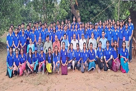  ಗೋಣಿಕೊಪ್ಪಲು ಕಾವೇರಿ ಕಾಲೇಜು ಎನ್‌ಎಸ್‌ಎಸ್ ಘಟಕದ ವತಿಯಿಂದ ಆಯೋಜಿಸಲಾಗಿರುವ ವಿಶೇಷ ವಾರ್ಷಿಕ ಶಿಬಿರದದಲ್ಲಿ ಪಾಲ್ಗೊಂಡಿರುವ ಶಿಬಿರಾರ್ಥಿಗಳು. ಚೊಟ್ಟೋಳಿಯಮ್ಮಂಡ ಅಮೃತ್ ರಾಕೇಶ್, ಬಾನಂಗಡ ಅರುಣ, ಮಹಾಬಲ, ಕಳ್ಳೇಂಗಡ ಸುರೇಂದ್ರ, ಬಯವಂಡ ನವೀನ್, ಮಂಡAಗಡ ಯೋಗೇಶ್, ಎಂ. ಎ. ಕುಶಾಲಪ್ಪ, ಪೂಜಾ ಶರಣು ಇದ್ದರು.
