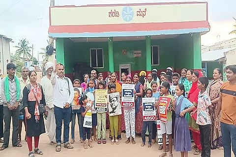 ಶಾಲೆ ಮುಚ್ಚುತ್ತಿರುವುದನ್ನು ಖಂಡಿಸಿ noolvi school ನೂಲ್ವಿ ಗ್ರಾಮದಲ್ಲಿ ಗ್ರಾಮಸ್ಥರು ಹಾಗೂ ಪಾಲಕರು ಎಐಡಿಎಸ್‌ಒ ನೇತೃತ್ವದಲ್ಲಿ ಶನಿವಾರ ಪ್ರತಿಭಟನೆ ನಡೆಸಿದರು.