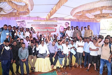 nwksrtc protest ವಾಯುವ್ಯ ಕರ್ನಾಟಕ ರಸ್ತೆ ಸಾರಿಗೆ ಸಂಸ್ಥೆಯಲ್ಲಿ ಬಾಕಿ ಉಳಿದ 814 ಚಾಲಕ-ನಿರ್ವಾಹಕ ಹುದ್ದೆಗಳನ್ನು ತಕ್ಷಣವೇ ಭರ್ತಿ ಮಾಡುವಂತೆ ಆಗ್ರಹಿಸಿ ನೊಂದ ಅಭ್ಯರ್ಥಿಗಳು ಹುಬ್ಬಳ್ಳಿಯಲ್ಲಿ ಮಂಗಳವಾರ ಪ್ರತಿಭಟನೆ ನಡೆಸಿದರು.