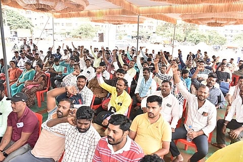 nwksrtc protestಬಾಕಿ ಉಳಿದ 814 ಚಾಲಕ-ನಿರ್ವಾಹಕ ಹುದ್ದೆಗಳನ್ನು ಭರ್ತಿ ಮಾಡುವಂತೆ ಆಗ್ರಹಿಸಿ ನೊಂದ ಅಭ್ಯರ್ಥಿಗಳು ಹುಬ್ಬಳ್ಳಿಯಲ್ಲಿ ಬುಧವಾರ ಪ್ರತಿಭಟನೆ ನಡೆಸಿದರು.