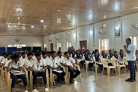 ಗೋಣಿಕೊಪ್ಪಲಿನ ಓಜಸ್ವಿ ಫೌಂಡೇಶನ್ ವತಿಯಿಂದ ಮೂರ್ನಾಡು ವಿದ್ಯಾಸಂಸ್ಥೆಯ ಪದವಿಪೂರ್ವ ಕಾಲೇಜಿನಲ್ಲಿ ಪಿಯುಸಿ ವಿದ್ಯಾರ್ಥಿಗಳಿಗೆ ಏರ್ಪಡಿಸಿದ್ದ ರೋಬೋಟಿಕ್ಸ್ ವಿಜ್ಞಾನ ಮತ್ತು ತಂತ್ರಜ್ಞಾನ ಕುರಿತ ಪ್ರಾಯೋಗಿಕ ತರಬೇತಿ ಕಾರ್ಯಕ್ರಮದಲ್ಲಿ ಸಂಪನ್ಮೂಲ ವ್ಯಕ್ತಿಗಳು ಮಾರ್ಗದರ್ಶನ ನೀಡಿದರು.