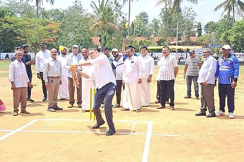 ದಕ್ಷಿಣ ಕೊಡಗು ಒಕ್ಕಲಿಗರ ಯುವ ವೇದಿಕೆ ವತಿಯಿಂದ ಆಯೋಜಿಸಲಾಗಿರುವ ಒಕ್ಕಲಿಗರ ಮಿಲನ ಒಕ್ಕಲಿಗರ ಕ್ರೀಡಾಕೂಟವನ್ನು ವೀರಾಜಪೇಟೆ ಶಾಸಕರೂ ಆಗಿರುವ ಮುಖ್ಯಮಂತ್ರಿಗಳ ಕಾನೂನು ಸಲಹೆಗಾರ ಎ.ಎಸ್. ಪೊನ್ನಣ್ಣ ಉದ್ಘಾಟಿಸಿದರು. ಮಧುಸೂದನ್, ವಿ.ಈ. ಭದ್ರಯ್ಯ, ವಿ.ಟಿ. ಗೋಪಾಲ್, ಭವಾನಿ ಪರಮೇಶ್ವರ, ಜಿ. ಕೆ. ಜಯಲಕ್ಷ್ಮಿ ಗಣೇಶ್, ವಿ. ಎಸ್. ಪ್ರಶಾಂತ್ ಮತ್ತಿತರರು ಇದ್ದರು.