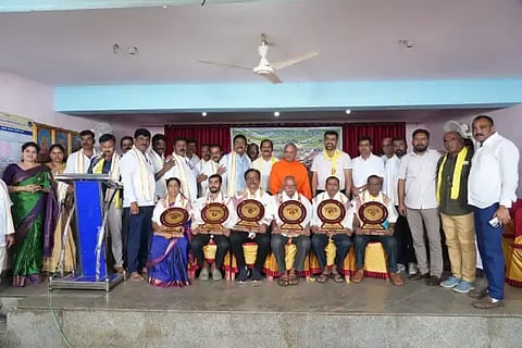ಹೊಸನಗರ ತಾಲೂಕು ಒಕ್ಕಲಿಗರ ಸಂಘದಿಂದ ಆಯೋಜಿಸಿದ್ದ ಕಾರ್ಯಕ್ರಮದಲ್ಲಿ ಸಮುದಾಯದ ವಿವಿಧ ಸಾಧಕರನ್ನು ಸನ್ಮಾನಿಸಲಾಯಿತು. ಶ್ರೀ ಪ್ರಸನ್ನನಾಥ ಸ್ವಾಮೀಜಿ, ಹಾಲಗದ್ದೆ ಉಮೇಶ್, ಕೆ.ಎನ್.ಜಯಶೀಲ ಗೌಡ, ಪಟೇಲ್ ಗರುಡಪ್ಪ ಗೌಡ ಇತರರಿದ್ದರು.