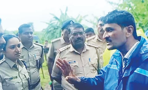 ಸಿದ್ದಾಪುರ ತಾಲೂಕಿನ ಹೊಸೂರು ಗ್ರಾಮದ ನಿವೃತ್ತ ಸೈನಿಕ ಕೃಷ್ಣ ದ್ಯಾವ ನಾಯ್ಕ ಅವರ ಅರಣ್ಯ ಸಾಗುವಳಿ ಕ್ಷೇತ್ರ ಒಕ್ಕಲೆಬ್ಬಿಸಲು ಬಂದಾಗ ಅರಣ್ಯ ಇಲಾಖೆಯವರೊಂದಿಗೆ ಚರ್ಚಿಸುತ್ತಿರುವ ಮಹಾಬಲೇಶ್ವರ ನಾಯ್ಕ ಬೇಡ್ಕಣಿ.