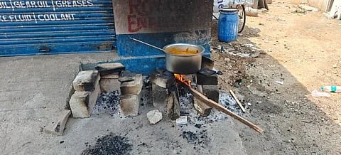 ಸೌಧೆ ಒಲೆ ಉರಿಸುತ್ತಿರುವುದು