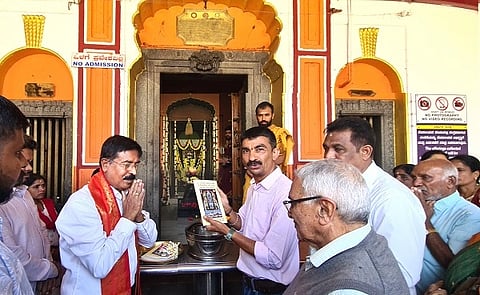 ಶ್ರೀ ಓಂಕಾರೇಶ್ವರ ದೇವಾಲಯದ ಐತಿಹಾಸಿಕ ಚಿತ್ರಕಥಾ ಪುಸ್ತಕ ಸೋಮವಾರ ಲೋಕಾರ್ಪಣೆಗೊಂಡಿತು. ಬಿ.ಕೆ.ಗಣೇಶ್ ರೈ, ಕೊಂಗಂಡ ಎಸ್.ದೇವಯ್ಯ, ಚುಮ್ಮಿ ದೇವಯ್ಯ ಇತರರಿದ್ದರು.