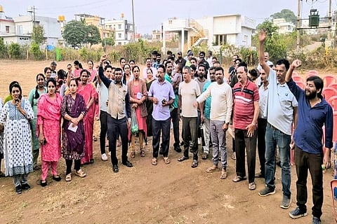 ಕುಶಾಲನಗರ ಪುರಸಭಾ ವ್ಯಾಪ್ತಿಗೊಳಪಡುವ ಬೈಚನಹಳ್ಳಿಯ ಆರ್.ಸಿ. ಬಡಾವಣೆಯಲ್ಲಿ ಅಲ್ಪಸಂಖ್ಯಾತರ ಕಲ್ಯಾಣ ಇಲಾಖೆ ವತಿಯಿಂದ ತೆರೆಯಲು ಯೋಜಿಸಿರುವ ಮೌಲನಾ ಆಜಾದ್ ಶಾಲೆಯ ಕಟ್ಟಡ ನಿರ್ಮಾಣ ಕಾಮಗಾರಿಯನ್ನು ಬಡಾವಣೆಗಳ ನಿವಾಸಿಗಳು ವಿರೋಧಿಸಿ ಪ್ರತಿಭಟಿಸಿದರು. ಕಣಿವೆ ನಾಗೇಂದ್ರ, ರಾಣಿ, ಕಮಲ್, ನಾಗರಾಜು ಮತ್ತಿತರರು ಇದ್ದರು.