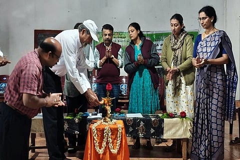 ಕೂಡಿಗೆಯ ಜಿಲ್ಲಾ ಕೃಷಿ ತರಬೇತಿ ಕೇಂದ್ರದ ವತಿಯಿಂದ ವಿಜಯಲಕ್ಷಿö್ಮÃ ಪದವಿಪೂರ್ವ ಕಾಲೇಜು ಸಭಾಂಗಣದಲ್ಲಿ ನಡೆದ ಆರ್ಕಿಡ್ ಮತ್ತು ಅಣಬೆ ಬೆಳೆಗಳ ಬಗ್ಗೆ ತರಬೇತಿ ಕಾರ್ಯಗಾರಕ್ಕೆ ಬಾಳೆಲೆ ಸೆಂಟರ್ ಎಜುಕೇಷನ್ ಸೊಸೈಟಿ ಅಧ್ಯಕ್ಷ ಅಳಮೇಂಗಡ ಬೋಸ್ ಮಂದಣ್ಣ ಚಾಲನೆ ನೀಡಿದರು. ಡಾ. ಜಡೇಗೌಡ, ಅಂಬಿಕಾ, ಶಿವಮೂರ್ತಿ, ಚಿಮ್ಮಣಮಾಡ ಕೃಷ್ಣ ಗಣಪತಿ ಮತ್ತಿತರರು ಇದ್ದರು.