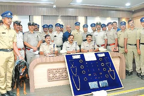 ದಾವಣಗೆರೆಯಲ್ಲಿ ಗುರುವಾರ, ವಿವಿಧ ಪ್ರಕರಣಗಳಲ್ಲಿ ಸ್ವತ್ತುಗಳನ್ನು ವಶಪಡಿಸಿಕೊಂಡ ಬಗ್ಗೆ ಎಸ್ಪಿ ಎಚ್.ಟಿ. ಶೇಖರ್ ಸುದ್ದಿಗೋಷ್ಠಿಯಲ್ಲಿ ಮಾಹಿತಿ ನೀಡಿದರು. ಪರಮೇಶ್ವರ ಹೆಗಡೆ, ಬಿ.ಎಸ್. ಬಸವರಾಜ ಇನ್ನಿತರ ಅಧಿಕಾರಿಗಳು ಇದ್ದರು.