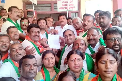ಕಾಂಗ್ರೆಸ್ ಸರ್ಕಾರದ ರೈತ ವಿರೋಧಿ ನಡೆ ಖಂಡಿಸಿ ಲಕ್ಷ್ಮೇಶ್ವರದಲ್ಲಿ ಬಿಜೆಪಿ ವತಿಯಿಂದ ನಡೆದ ಪ್ರತಿಭಟನೆಯಲ್ಲಿ ಶಾಸಕ ಡಾ.ಚಂದ್ರು ಲಮಾಣಿ ತಹಸೀಲ್ದಾರ್ ಅವರಿಗೆ ಮನವಿ ಅರ್ಪಿಸಿದರು. ಬಸವರಾಜ ಪಲ್ಲೇದ, ನಾಗರಾಜ ಲಕ್ಕುಂಡಿ, ಫಕ್ಕೀರೇಶ ರಟ್ಟಿಹಳ್ಳಿ, ಥಾವರೆಪ್ಪ ಲಮಾಣಿ, ಜಾನು ಲಮಾಣಿ ಇತರರಿದ್ದರು.