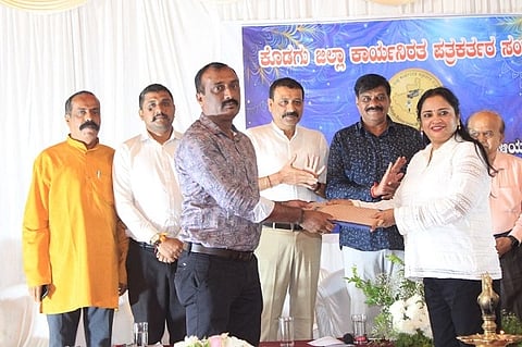  ಕರ್ನಾಟಕ ರಾಜ್ಯ ಕಾರ್ಯನಿರತ ಪತ್ರಕರ್ತರ ಸಂಘದ ನೂತನ ಅಧ್ಯಕ್ಷ ಅನು ಕಾರ್ಯಪ್ಪ ಅವರಿಗೆ ನಿಕಟಪೂರ್ವ ಅಧ್ಯಕ್ಷೆ ಸವಿತಾ ರೈ ಅವರು ಕೀಲಿಕೈ, ನಡಾವಳಿ ಪುಸ್ತಕ ಹಸ್ತಾಂತರ ಮಾಡಿದರು. ಮದನ್ ಗೌಡ, ಜಿ.ರಾಜೇಂದ್ರ, ಬೊಳ್ಳಜಿರ.ಬಿ.ಅಯ್ಯಪ್ಪ ಇತರರಿದ್ದರು.