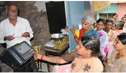 ಒಂದೇ ಬಾರಿ ಪಡಿತರ ಚೀಟಿದಾರರ ಬೆರಳಚ್ಚು