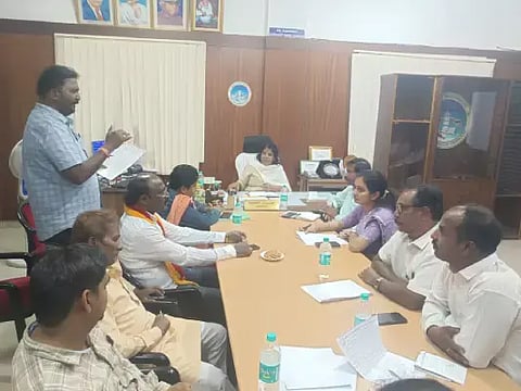 ದಾವಣಗೆರೆ ನಗರಪಾಲಿಕೆಯಲ್ಲಿ ಹಮ್ಮಿಕೊಂಡಿದ್ದ ಬಜೆಟ್‌ನ ಪೂರ್ವಭಾವಿ ಸಭೆಯಲ್ಲಿ ಪಾಲಿಕೆ ಆಯುಕ್ತೆ ರೇಣುಕಾ, ಅಧಿಕಾರಿಗಳಾದ ಮಂಜುಳಾ ದೇವಿ, ಬಿ.ಎಚ್. ಉದಯಕುಮಾರ್, ಪ್ರಿಯಾಂಕಾ ಇತರರಿದ್ದರು. 