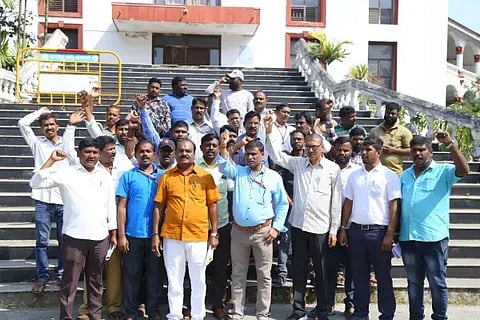 ಶಿಡ್ಲಘಟ್ಟ ಪೌರಾಯುಕ್ತೆಗೆ ಬೆದರಿಕೆ ಹಾಕಿದ ರಾಜೀವ್ ಗೌಡನ ಬಂಧನಕ್ಕೆ ಆಗ್ರಹಿಸಿ ಶಿವಮೊಗ್ಗ ನಗರ ಪಾಲಿಕೆ ನೌಕರರ ಸಂಘದ ಎನ್.ಗೋವಿಂದ್, ಮೋಹನ್‌ಕುಮಾರ್, ಮಂಜುನಾಥ್, ಪೂಜಾರ್, ವಸಂತ್‌ಕುಮಾರ್, ಬಾಲಯ್ಯ ಇತರರಿದ್ದರು.