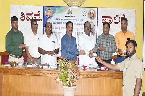 ಶಿವಮೊಗ್ಗ ಪಾಲಿಕೆ ಸಭಾಂಗಣದಲ್ಲಿ ಪೌರ ಕಾರ್ಮಿಕರಿಗೆ ಮುರಳಿ ಅಶೋಕ ಸಾಲಪ್ಪ ಆರೋಗ್ಯ ವಿಮೆ ಕಾರ್ಡ್ ವಿತರಿಸಿದರು. ಕೆ.ಮಾಯಣ್ಣ ಗೌಡ, ಟಿ.ಎಂ.ಕುಮಾರ್, ಕೃಷ್ಣಮೂರ್ತಿ, ಗೋವಿಂದಪ್ಪ, ಡಿ.ಎಂ.ರಾಘವೇಂದ್ರ ಇದ್ದರು.