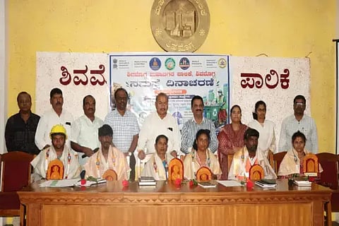 ಶಿವಮೊಗ್ಗ ನಗರ ಪಾಲಿಕೆಯಲ್ಲಿ ಏರ್ಪಡಿಸಿದ್ದ ನಮಸ್ತೆ ದಿನಾಚರಣೆಯಲ್ಲಿ ಪೌರ ಕಾರ್ಮಿಕರನ್ನು ಸನ್ಮಾನಿಸಲಾಯಿತು. ಎಸ್.ಎನ್.ಚನ್ನಬಸಪ್ಪ, ಕೆ.ಮಾಯಣ್ಣ ಗೌಡ, ಪಿ.ಪ್ರಿಯಾ, ತೇಜು ಪ್ರಸಾದ್, ಎನ್.ಗೋವಿಂದ, ಪ್ರಭಾಕರ್ ಇದ್ದರು.