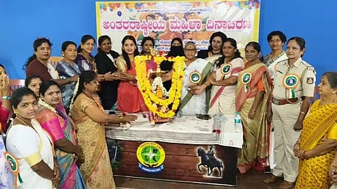 ಹಿಂದುಳಿದ ಜನ ಜಾಗೃತಿ ವೇದಿಕೆ ಮಹಿಳಾ ಘಟಕದಿಂದ ಸೋಮವಾರ ನಗರದಲ್ಲಿ ಏರ್ಪಡಿಸಿದ್ದ ಮಹಿಳಾ ದಿನಾಚರಣೆಯನ್ನು ಜಿ.ಪಲ್ಲವಿ ಉದ್ಘಾಟಿಸಿದರು. ಎಸ್.ವಿ.ರಾಜಮ್ಮ, ಯಶೋಧಾ ಕರಿಯಪ್ಪ, ನಂದಾ, ಸುಗುಣಾ ಸತೀಶ್, ಸಿ.ಮಂಜುಳಾ, ಸರೋಜ ಪಿ.ಚಂಗೊಳ್ಳಿ, ವರಲಕ್ಷ್ಮೀ ಪ್ರಕಾಶ್ ಮುಂತಾದವರಿದ್ದರು.