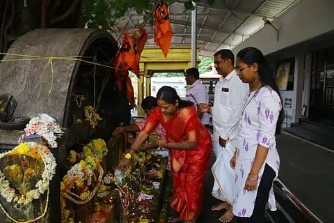 ಶಿವಮೊಗ್ಗದ ಕೋಟೆ ಆಂಜನೇಯಸ್ವಾಮಿ ದೇಗುಲದ ಆವರಣದಲ್ಲಿರುವ ನಾಗರ ವಿಗ್ರಹಳಿಗೆ ಸಾರ್ವಜನಿಕರು ಪೂಜೆ ಸಲ್ಲಿಸಿದರು.