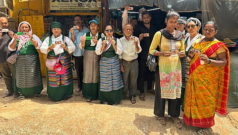 tibetan request ಹುಬ್ಬಳ್ಳಿಯಲ್ಲಿ ಪ್ರಾದೇಶಿಕ ಟಿಬೇಟಿಯನ್​ ವುಮೆನ್​ ಅಸೋಸಿಯೇಶನ್​ ಸದಸ್ಯರು ಪಂಚೇನ್​ ಲಾಮಾ ವಿಮೋಚನೆಗೆ ಆಗ್ರಹಿಸಿ ಅಭಿಯಾನ ನಡೆಸಿದರು.