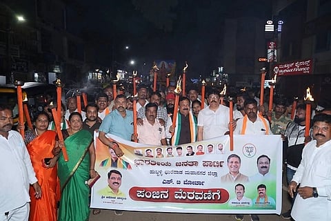 panjina meravanige ಬಿಜೆಪಿ ಹು-ಧಾ ಮಹಾನಗರ ಜಿಲ್ಲಾ ಎಸ್.ಟಿ. ಮೋರ್ಚಾ ವತಿಯಿಂದ ನಗರದಲ್ಲಿ ಶನಿವಾರ ಪಂಜಿನ ಮೆರವಣಿಗೆ ಮಾಡಲಾಯಿತು.