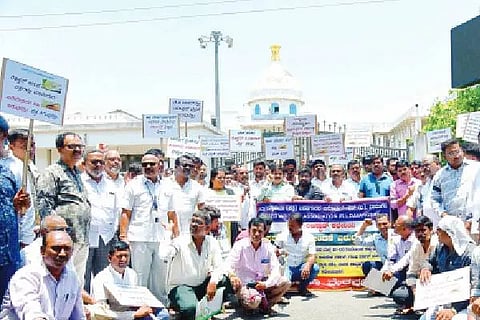 ದಾವಣಗೆರೆಯಲ್ಲಿ ಸೋಮವಾರ, ಪೇಪರ್‌ಲೆಸ್ ನೋಂದಣಿ ವಿರೋಧಿಸಿ ಜಿಲ್ಲಾ ದಸ್ತಾವೇಜು (ಪತ್ರ) ಬರಹಗಾರರ ಸಂಘದಿಂದ ಪ್ರತಿಭಟನೆ ನಡೆಯಿತು. ಡಿ.ಕೆ. ಸಂಗಮೇಶ್ ಎಲಿಗಾರ್, ವಿ.ಇ. ಧರ್ಮರಾಜು, ಬಿ.ವಿ.ಶಿವಾನಂದ್, ಡಿ.ಆರ್. ಗಿರಿರಾಜು, ಎಸ್. ರಾಜಶೇಖರ್, ಕರಿಬಸಪ್ಪ ಬಳ್ಳಿ, ಕೆ. ಹನುಮಂತಪ್ಪ, ಕೆ. ಗುರುರಾಜ ರಾವ್, ಬಿ. ಶಿವರಾಜ್ ಇದ್ದರು.