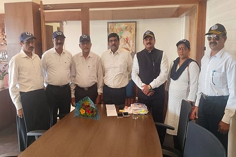 ಕೊಡಗು ಜಿಲ್ಲೆಯ ಅರೆಸೇನಾ ಪಡೆಯ ನಿವೃತ್ತ ಯೋಧರ ಒಕ್ಕೂಟದ ವತಿಯಿಂದ ಜಿಲ್ಲಾಧಿಕಾರಿ ಎಸ್.ಜೆ. ಸೋಮಶೇಖರ್ ಅವರನ್ನು ಭೇಟಿ ಮಾಡಿ ಸ್ವಾಗತಿಸಲಾಯಿತು. ಪುಲಿಯಂಡ ಎಂ.ಚAಗಪ್ಪ, ಹರೀಶ್ ಕುಮಾರ್, ಜಿ.ಕೆ. ದಿನೇಶ್ ಕುಮಾರ್, ಬಿ.ಯು.ಲೋಕೇಶ್, ಎನ್.ಎಂ. ಭೀಮಯ್ಯ ಹಾಗೂ ಡಿ.ಎಸ್. ನಳಿನಿ ಕುಮಾರಿ ಇದ್ದರು.