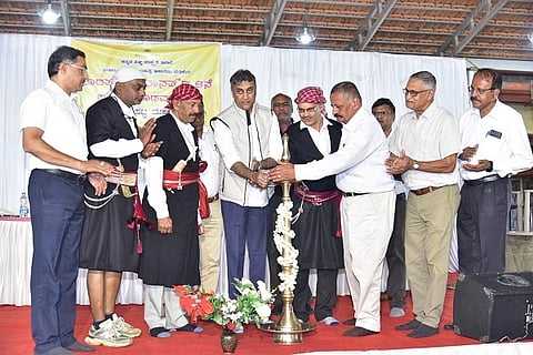 ಕೊಡವ ಭಾಷೆಯನ್ನು ಭಾರತ ಸಂವಿಧಾನದ ೮ನೇ ಪರಿಚ್ಛೇದದಲ್ಲಿ ಸೇರ್ಪಡೆ ಕುರಿತು ವಿರಾಜಪೇಟೆಯ ಕೊಡವ ಸಮಾಜದ ಸಭಾಂಗಣದಲ್ಲಿ ಸೋಮವಾರ ನಡೆದ ಮಹತ್ವದ ಸಭೆಯನ್ನು ಎ.ಎಸ್.ಪೊನ್ನಣ್ಣ ಉದ್ಘಾಟಿಸಿದರು.