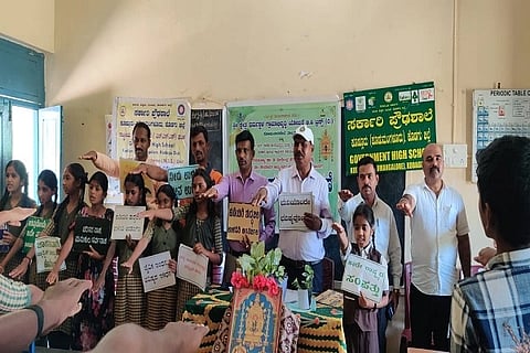 ಕುಶಾಲನಗರ ಸಮೀಪದ ಕೂಡುಮಂಗಳೂರು ಸರ್ಕಾರಿ ಪ್ರೌಢಶಾಲಾ ಅವರಣದಲ್ಲಿ ನಡೆದ ವಿಶ್ವ ಪರಿಸರ ದಿನದ ಕಾರ್ಯಕ್ರಮದಲ್ಲಿ ಪರಿಸರ ರಕ್ಷಣೆಯ ಪ್ರತಿಜ್ಞಾ ವಿಧಿ ಬೋಧಿಸಲಾಯಿತು. ವಿಠಲ ಎಸ್. ಸಾಲಿಯಾನ, ಟಿ.ಜಿ. ಪ್ರೇಮಕುಮಾರ್, ಗಿರೀಶ್, ಗೋಪಾಲಕೃಷ್ಣ, ದಯಾನಂದ ಪ್ರಕಾಶ್, ರಮ್ಯ, ನಿರ್ಮಲ ಇತರರು ಇದ್ದರು.