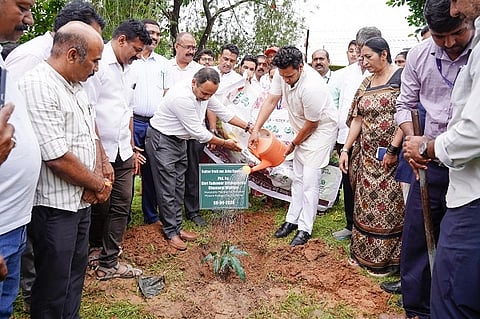  ವಿಶ್ವ ಪರಿಸರ ದಿನಾಚರಣೆ ಅಂಗವಾಗಿ ಗೋಣಿಕೊಪ್ಪಲು ಕೃಷಿ ವಿಜ್ಞಾನ ಕೇಂದ್ರದಲ್ಲಿ ನಡೆದ ಒಂದು ಗಿಡ ತಾಯಿಯ ಹೆಸರಿನಲ್ಲಿ ಕಾರ್ಯಕ್ರಮವನ್ನು ಸಂಸದ ಯದುವೀರ್ ಕೃಷ್ಣ ದತ್ತ ಚಾಮರಾಜ ಒಡೆಯರ್ ಉದ್ಘಾಟಿಸಿದರು. ನಾಪಂಡ ರವಿ ಕಾಳಪ್ಪ, ಮಾಚಿಮಂಡ ಸುವಿನ್ ಗಣಪತಿ, ಕೆ.ಜಿ. ಬೋಪಯ್ಯ, ಕುಟ್ಟಂಡ ಅಜಿತ್ ಕರುಂಬಯ್ಯ, ಮುರಳೀಧರ್ ಮತ್ತಿತರರು ಇದ್ದರು.