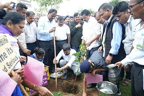 ಕುಶಾಲನಗರ ಸಮೀಪದ ಕೂಡುಮಂಗಳೂರು ಸರ್ಕಾರಿ ಪ್ರೌಢಶಾಲೆಯಲ್ಲಿ ನಡೆದ ಪರಿಸರಕ್ಕಾಗಿ ನಾವು- ಮಕ್ಕಳ ಪರಿಸರ ಸಂಭ್ರಮ ಕಾರ್ಯಕ್ರಮದಲ್ಲಿ ಶಾಸಕ ಡಾ. ಮಂತರ್ ಗೌಡ ಗಿಡ ನೆಟ್ಟರು. ಟಿ.ಜಿ. ಪ್ರೇಮಕುಮಾರ್, ಕೆ.ಪಿ.ಚಂದ್ರಕಲಾ, ವಿ.ಪಿ.ಶಶಿಧರ್, ಟಿ.ಪಿ. ರಮೇಶ್, ಕೆ.ಟಿ. ಬೇಬಿಮಾಥ್ಯೂ, ಕೆ.ಕೆ. ಮಂಜುನಾಥ್ ಕುಮಾರ್, ಜೆ. ಸೋಮಣ್ಣ ಮತ್ತಿತರರು ಇದ್ದರು.