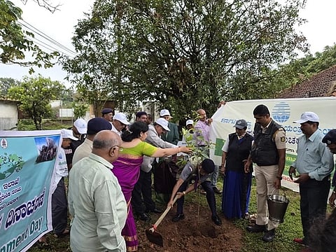 ನಗರದ ಸರ್ಕಾರಿ ಪದವಿ ಪೂರ್ವ ಕಾಲೇಜಿನ ಆವರಣದಲ್ಲಿ ಗಣ್ಯರು ಪರಿಸರ ದಿನದ ಅಂಗವಾಗಿ ಗಿಡ ನೆಟ್ಟರು. ಮಹೇಶ್ವರಿ ಕುಮಾರಿ ಸಿಂಗ್, ಜಿಮ್ಮಿ ಸಿಕ್ವೇರಾ, ಆರ್.ಮಂಜುನಾಥ್ ಇತರರಿದ್ದರು.