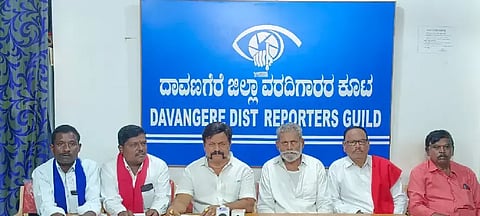 ಆವರಗೆರೆ ಉದ್ಯಾನ ಜಾಗದಲ್ಲಿ ಮಳಿಗೆ ನಿರ್ಮಾಣ ಕುರಿತು ದಾವಣಗೆರೆ ಸುದ್ದಿಗೋಷ್ಠಿಯಲ್ಲಿ ವಕೀಲ ಎಸ್.ಪರಮೇಶ್ ಆವರಗೆರೆ ಮಾತನಾಡಿದರು. ಎಸ್. ಚಂದ್ರಪ್ಪ, ಆವರಗೆರೆ ವಾಸು, ಗೌಡ್ರು ಶಿವಶರಣಪ್ಪ, ಟಿ.ಎಸ್. ನಾಗರಾಜ್ ಇದ್ದರು. 