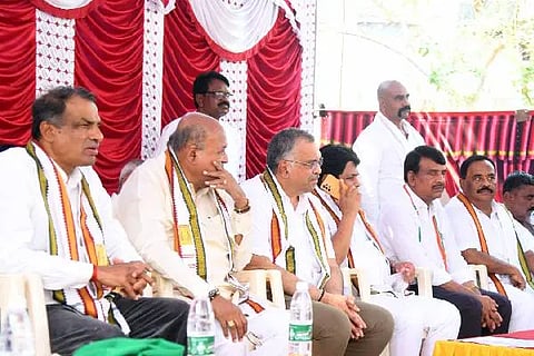  ದಾವಣಗೆರೆ ಜಿಲ್ಲಾ ಕಾಂಗ್ರೆಸ್ ಕಚೇರಿಯಲ್ಲಿ ಮಂಗಳವಾರ ನಡೆದ ಚುನಾವಣೆ ಉಸ್ತುವಾರಿ ಸಮಿತಿ ಸಭೆಯಲ್ಲಿ ಸಚಿವ ಎಸ್.ಎಸ್. ಮಲ್ಲಿಕಾರ್ಜುನ್ ಮಾತನಾಡಿದರು. ಮಂಜುನಾಥ್ ಭಂಡಾರಿ, ಎಚ್.ಎಂ. ರೇವಣ್ಣ, ಅಸಗೋಡು ಜಯಸಿಂಹ, ಡಿ. ಬಸವರಾಜ, ಎಚ್.ಬಿ. ಮಂಜಪ್ಪ ಇದ್ದರು.