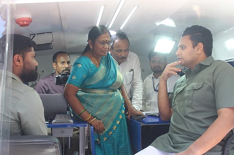 ಪಾಸ್‌ಪೋರ್ಟ್ ಮೇಳದ ಸ್ಥಳಕ್ಕೆ ಸಂಸದರಾದ ಯದುವೀರ್ ಭೇಟಿ ನೀಡಿ ವೀಕ್ಷಿಸಿದರು. ಪಿ.ಕಲಾವತಿ ಇತರರಿದ್ದರು.
