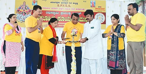 Surya Namaskar ರಥಸಪ್ತಮಿ ಅಂಗವಾಗಿ ಹುಬ್ಬಳ್ಳಿಯ ಇಂದಿರಾ ಗಾಜಿನ ಮನೆಯಲ್ಲಿ ಆಯೋಜಿಸಿದ್ದ ಸಾಮೂಹಿಕ ಸೂರ್ಯ ನಮಸ್ಕಾರ ಕಾರ್ಯಕ್ರಮವನ್ನು ಉದ್ಯಮಿ ಶ್ರೀರಾಮ ನಾಯ್ಕ ಉದ್ಘಾಟಿಸಿದರು.