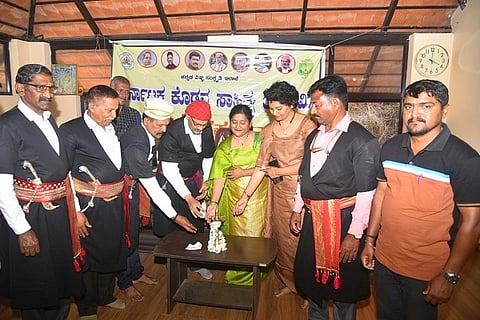 ಕರ್ನಾಟಕ ಕೊಡವ ಸಾಹಿತ್ಯ ಅಕಾಡೆಮಿಯ 5ನೇ ಕೊಡವ ಪುಸ್ತಕ ಪತ್ತಾಯವನ್ನು ಮಡಿಕೇರಿಯ ಕಲ್ಚರಲ್ ಆ್ಯಂಡ್ ವೆಲ್‌ಫೇರ್ ಸೆಂರ‍್ನಲ್ಲಿ ಅಕಾಡೆಮಿ ಅಧ್ಯಕ್ಷ ಅಜ್ಜಿನಿಕಂಡ ಸಿ. ಮಹೇಶ್ ನಾಚಯ್ಯ ಉದ್ಘಾಟಿಸಿದರು. ಅಜ್ಜಿಕುಟ್ಟಿರ ಸೌಮ್ಯ ಪೊನ್ನಪ್ಪ, ಐಚಂಡ ರಶ್ಮಿ ಮೇದಪ್ಪ, ಮುಳ್ಳಂಡ ರತ್ತು ಚಂಗಪ್ಪ ಮತ್ತಿತರರು ಇದ್ದರು.