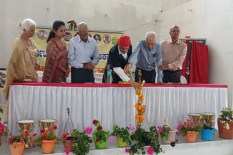 ಕರ್ನಾಟಕ ಕೊಡವ ಸಾಹಿತ್ಯ ಅಕಾಡೆಮಿ ವತಿಯಿಂದ ಸುಂಟಿಕೊಪ್ಪ ನಾಡು ಕೊಡವ ಸಮಾಜದಲ್ಲಿ ಸ್ಥಾಪಿಸಲಾದ 7ನೇ ಕೊಡವ ಪುಸ್ತಕ ಪತ್ತಾಯವನ್ನು ಕೊಡವ ಸಾಹಿತ್ಯ ಅಕಾಡೆಮಿ ಅಧ್ಯಕ್ಷ ಅಜ್ಜಿನಿಕಂಡ ಸಿ.ಮಹೇಶ್ ನಾಚಯ್ಯ ಉದ್ಘಾಟಿಸಿದರು. ಪುಡಿಯಂಡ ಮುತ್ತಣ್ಣ, ಕರ್ನಂಡ ಅರುಣ್ ಮೊಣ್ಣಪ್ಪ, ಚೇಂದ್ರಿಮಡ ಕರುಂಬಯ್ಯ ಮತ್ತಿತರರು ಇದ್ದರು.