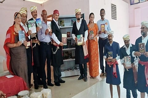 ಕರ್ನಾಟಕ ಕೊಡವ ಸಾಹಿತ್ಯ ಅಕಾಡೆಮಿ ವತಿಯಿಂದ ಚೇರಂಬಾಣೆಯ ಬೇಂಗ್‌ನಾಡ್ ಕೊಡವ ಸಮಾಜದಲ್ಲಿ ಆರಂಭಿಸಿದ 10ನೇ ಕೊಡವ ಪುಸ್ತಕ ಪತ್ತಾಯವನ್ನು ಅಕಾಡೆಮಿ ಅಧ್ಯಕ್ಷ ಅಜ್ಜಿನಿಕಂಡ ಮಹೇಶ್ ನಾಚಯ್ಯ ಉದ್ಘಾಟಿಸಿದರು. ಅಯ್ಯಂಡ ರಾಮಕೃಷ್ಣ, ಬಾಚರಣಿಯಂಡ ದಿನೇಶ್ ಗಣಪತಿ, ಬಡ್ಡಿರ ನಳಿನಿ, ನಾಪಂಡ ಸಿ. ಗಣೇಶ್, ಕಂಬೆಯAಡ ಡೀನಾ ಬೋಜಣ್ಣ ಮತ್ತಿತರರು ಇದ್ದರು.