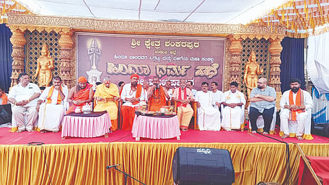  ಶ್ರೀ ಕ್ಷೇತ್ರ ಶಂಕರಪುರದಲ್ಲಿ ನಡೆದ ಹಿಂದೂ ಧರ್ಮ ಸಭೆಯಲ್ಲಿ ಮಹರ್ಷಿ ಜಯ ಶ್ರೀನಿವಾಸನ್ ಗುರೂಜಿ ಮಾತನಾಡಿದರು. ಶ್ರೀ ಮೋಹನದಾಸ ಪರಮಹಂಸ ಸ್ವಾಮೀಜಿ, ಶ್ರೀ ಸಾಯಿ ಈಶ್ವರ್ ಗುರೂಜಿ, ಶ್ರೀ ಪ್ರವೀಣ್ ರಾಜ್ ಮಚ್ಚೇಂದ್ರನಾಥ ಬಾಬಾ, ಹರಿಪ್ರಸಾದ್ ರೈ, ಮಹೇಶ್ ಎನ್.ಅಂಚನ್, ಕೆ.ವಿಜಯ್ ಕುಮಾರ್ ಕೊಡವೂರು, ಯಜ್ಞನಾರಾಯಣ ಭಟ್, ಭಾಗೀರಥ್ ಜಿ., ಜಯಂತ್ ಕೋಟ್ಯಾನ್ ಮತ್ತಿತರರಿದ್ದರು.