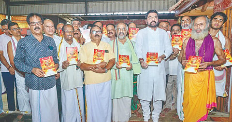  ಪಡುಬಿದ್ರಿ ದೇವಳ ಬ್ರಹ್ಮಕಲಶೋತ್ಸವ ಆಮಂತ್ರಣ ಪತ್ರಿಕೆಯನ್ನು ಕೆ.ಪ್ರಕಾಶ್ ಶೆಟ್ಟಿ ಬಿಡುಗಡೆಗೊಳಿಸಿದರು. ಪ್ರಮುಖರಾದ ಪದ್ಮನಾಭ ಭಟ್, ಗಣಪತಿ ಭಟ್, ಪಿ.ಭವಾನಿಶಂಕರ ಹೆಗ್ಡೆ, ರವೀಂದ್ರನಾಥ ಜಿ.ಹೆಗ್ಡೆ, ಮುರಳಿನಾಥ ಶೆಟ್ಟಿ, ವೈ.ಎನ್.ರಾಮಚಂದ್ರ ರಾವ್ ಮತ್ತಿತರರಿದ್ದರು.