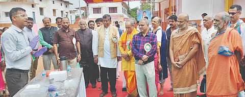 ಅಮೃತ ಮಹೋತ್ಸವ ಕಾರ್ಯಕ್ರಮದಲ್ಲಿ ವಿಜ್ಞಾನಿ ವಿನಾಯಕ ಕೆ.ಪತ್ತಾರ್ ಅವರಿಂದ ವಿಜ್ಞಾನ ಪ್ರಾತ್ಯಕ್ಷಿಕೆ ನಡೆಯಿತು. ಶ್ರೀ ವಿಶ್ವಪ್ರಿಯ ತೀರ್ಥ ಸ್ವಾಮೀಜಿ, ಶ್ರೀ ಈಶಪ್ರಿಯ ತೀರ್ಥ ಸ್ವಾಮೀಜಿ, ಪ್ರಹ್ಲಾದ ರಾಮರಾವ್, ಬಿ.ಆರ್.ಗುರುಪ್ರಸಾದ್ ಮತ್ತಿತರರಿದ್ದರು.