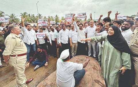  ಟೋಲ್ ಸುಂಕ ವಿನಾಯಿತಿ ಆಗ್ರಹಿಸಿ ಹೆಜಮಾಡಿ ಟೋಲ್ ಪ್ಲಾಜಾ ಬಳಿ ವಿನಯ ಕುವಾರ್ ನೇತೃತ್ವದಲ್ಲಿ ಕಾಂಗ್ರೆಸ್ ಕಾರ್ಯಕರ್ತರು ಪ್ರತಿಭಟನೆ ನಡೆಸಿದರು. ಪ್ರಮುಖರಾದ ಅಶೋಕ್ ಕುಮಾರ್ ಕೊಡವೂರು, ವೈ.ಸುಕುಮಾರ್, ನವೀನಚಂದ್ರ ಜೆ.ಶೆಟ್ಟಿ, ಕಿಶನ್ ಹೆಗ್ಡೆ ಮತ್ತಿತರರಿದ್ದರು.  